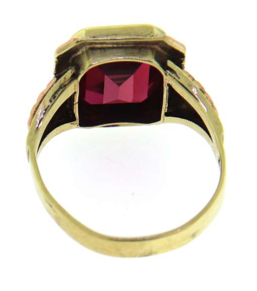 Beautiful Yellow Gold Red Stone Ring