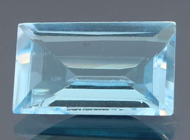 Beautiful 4.45ct emerald cut Topaz
