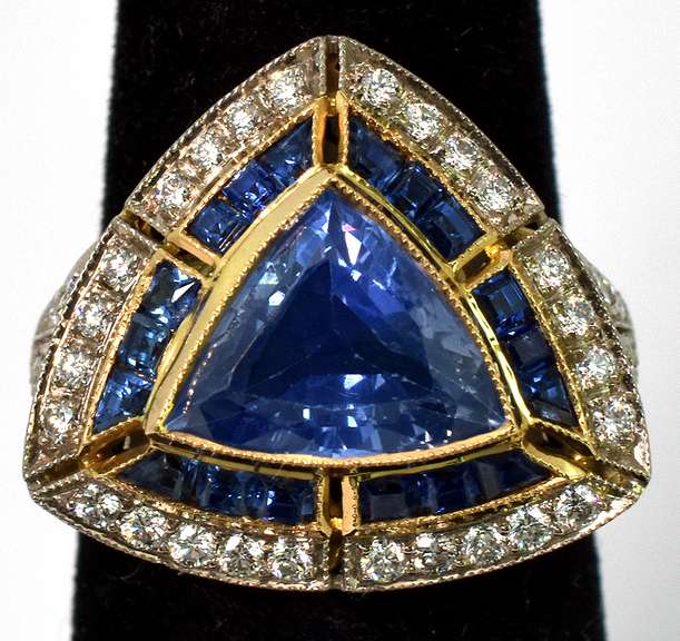 Breathtaking Sapphire & Diamond Ring in 18KT Yellow Gold