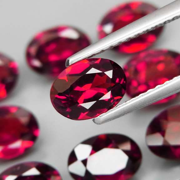 Amazing 11.41ct oval cut cherry red Garnet set