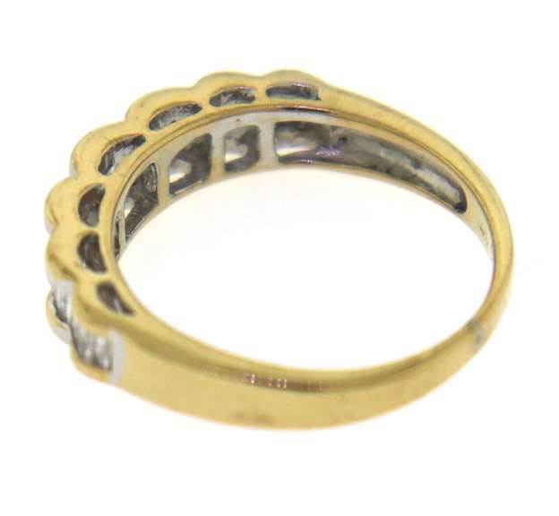 Dazzling Round Brilliant Cut Diamond w Scalloped Channel Set Shank