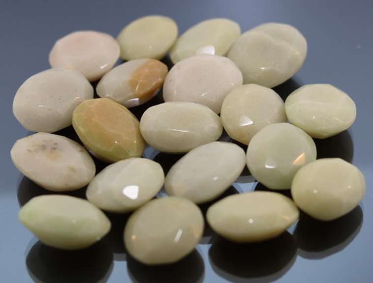 Substantial 710 carats of untreated ivory white Onyx