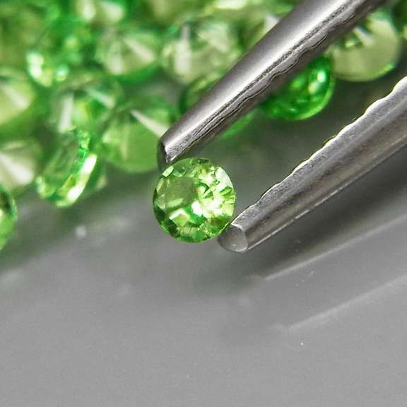 Brilliant! 3.89ct untreated apple green Tsavorite set