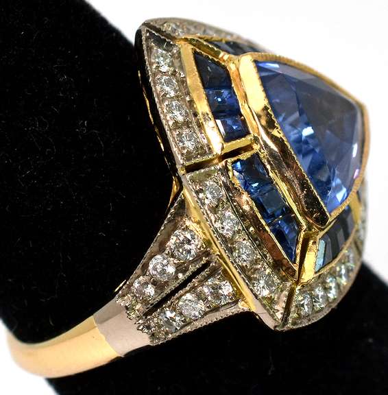 Breathtaking Sapphire & Diamond Ring in 18KT Yellow Gold