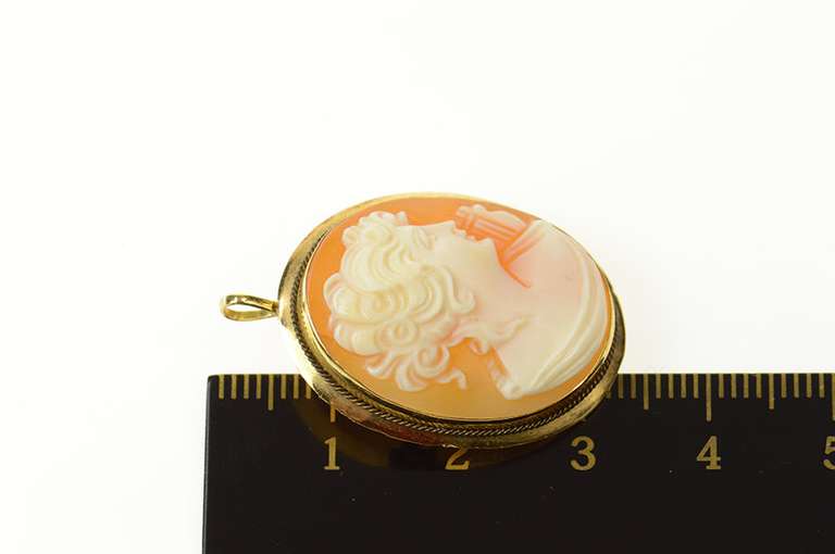 18K Yellow Gold Oval Carved Shell Cameo Classic Pendant/Pin