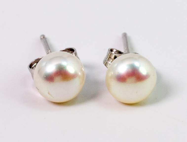 Sweet Pearl Earrings in Sterling Silver