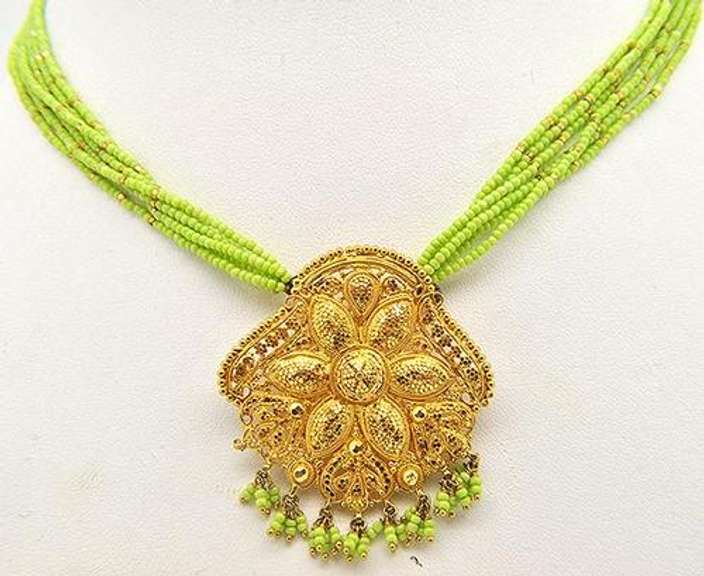 Gorgeous 22kt Gold Green Bead Necklace & Earring Set