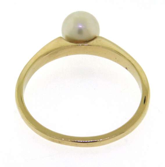 Beautiful Yellow Gold Pearl Ring