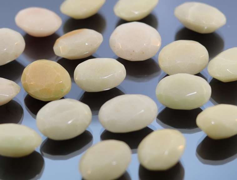 Substantial 710 carats of untreated ivory white Onyx