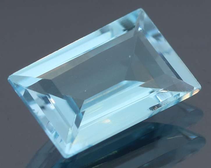 Beautiful 4.45ct emerald cut Topaz