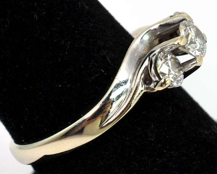 Dazzling 0.90CTW 3-Stone Diamond Ring in 14KT White Gold