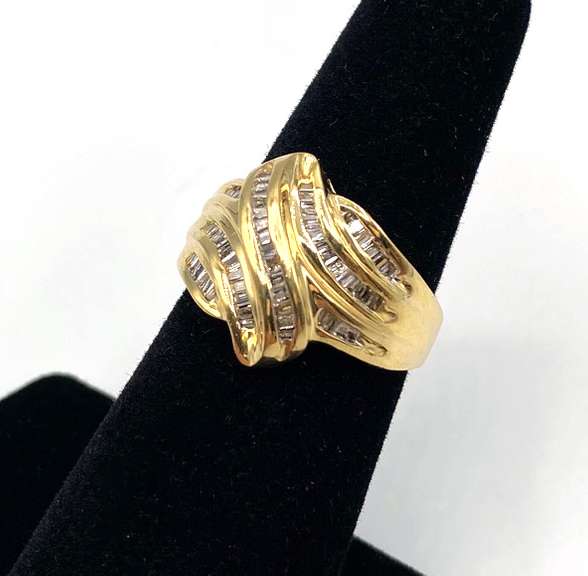 Appealing 14kt Yellow Gold Baguette Diamond Band Ring