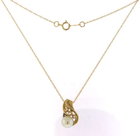 Handsome Yellow Gold Pearl Pendant on Chain