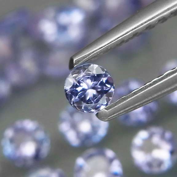 Glittering 2.85ct bright blue violet Tanzanite set