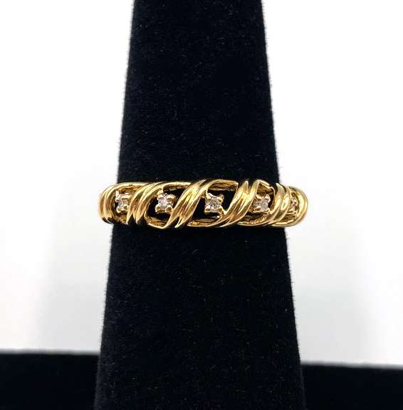 Cute 14kt Yellow Gold Diamond Ring