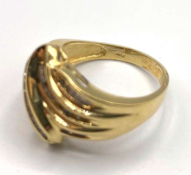 Appealing 14kt Yellow Gold Baguette Diamond Band Ring