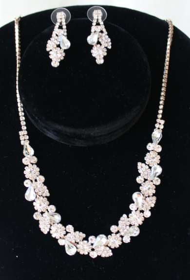 Set Of Fashion Jewelry Neck Lace And Earrings