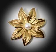 Well-Sculpted 18K Flower Brooch