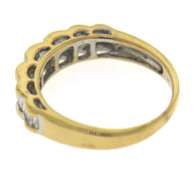 Dazzling Round Brilliant Cut Diamond w Scalloped Channel Set Shank