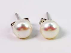 Sweet Pearl Earrings in Sterling Silver