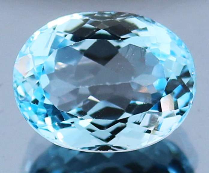 Glittering and huge! 10.25ct vivid sky blue Topaz