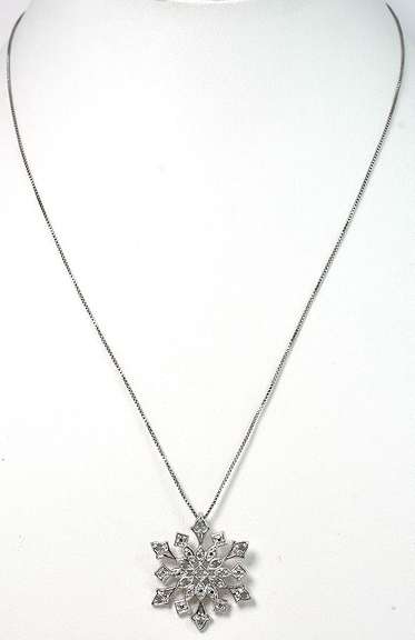 Precious Diamond Snowflake Necklace in Sterling Silver