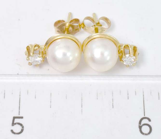 Lovely Pearl & Diamond Earrings, 14KT