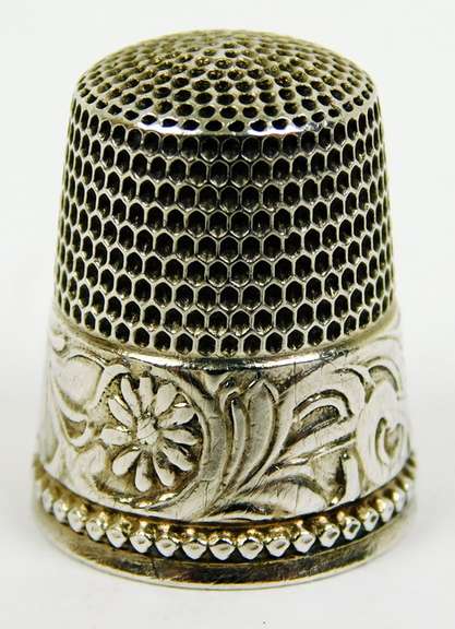 Antique Sterling Daisy & Scrolls Thimble