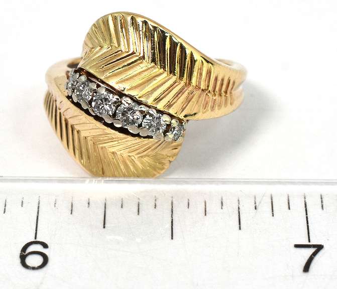 Elegant 1/4CTW Diamond Leaves Ring in 14KT Yellow Gold