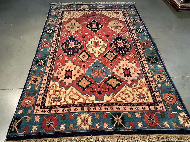 Stunning Caucasian Design 5x8