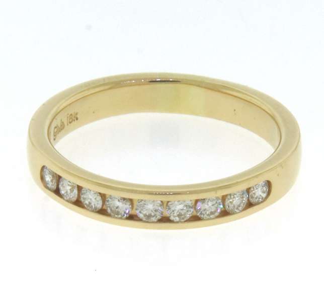 Elegant Diamond Wedding Band in 18kt