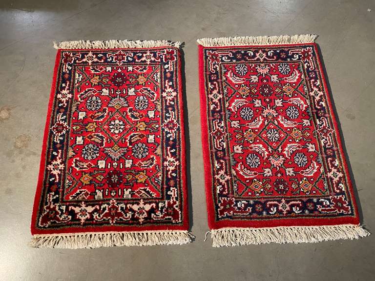 PAIR OF ACCENT RUGS 16"X27"