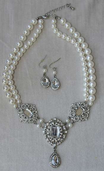 An Eye Catching Imitation Pearl Necklace and Earrings Set