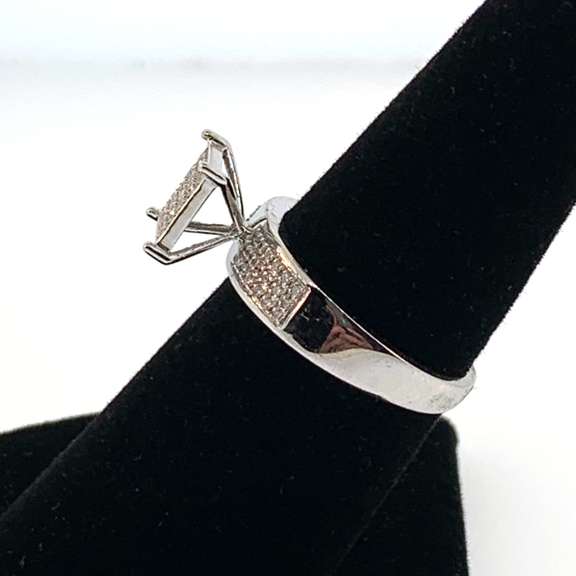 Striking 14kt White Gold diamond Ring