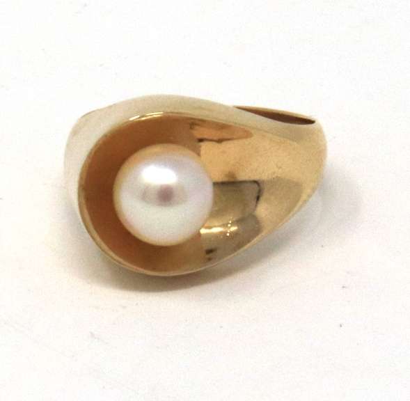Fantastic Yellow Gold Pearl Ring