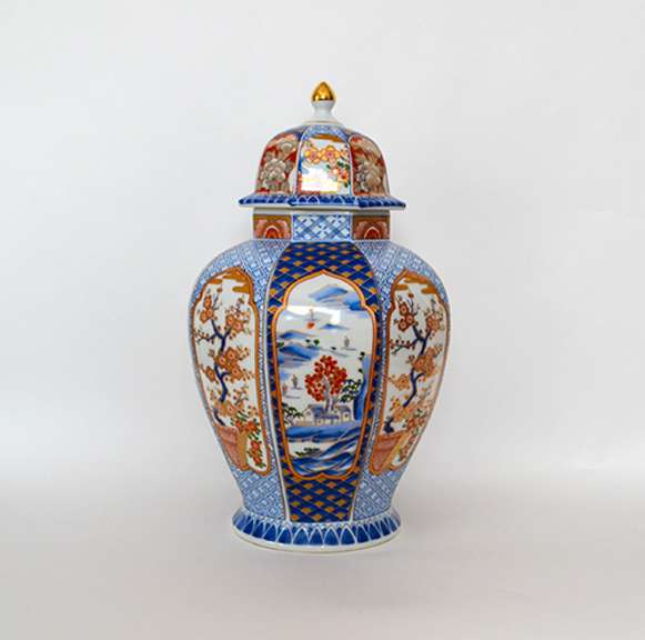 Elegant Porcelain Lidded Ginger Jar Vase from Japan, in White, Blue and Terra-cotta