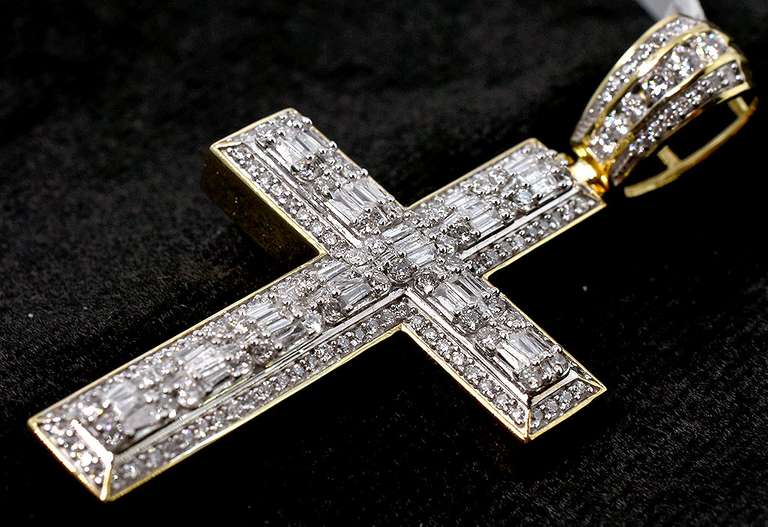 Gorgeous Diamond Cross in Gold