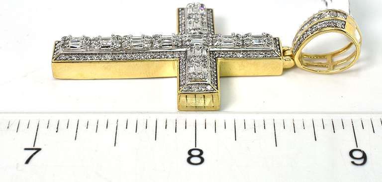 Gorgeous Diamond Cross in Gold