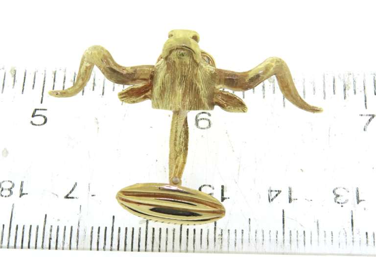 Impressive 18kt Bull Cufflinks and Pin