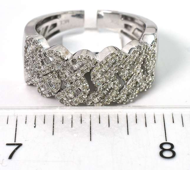 Elegant Design Diamond Band Ring in Gold