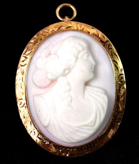 Detailed Vintage Cameo Brooch in Yellow Gold