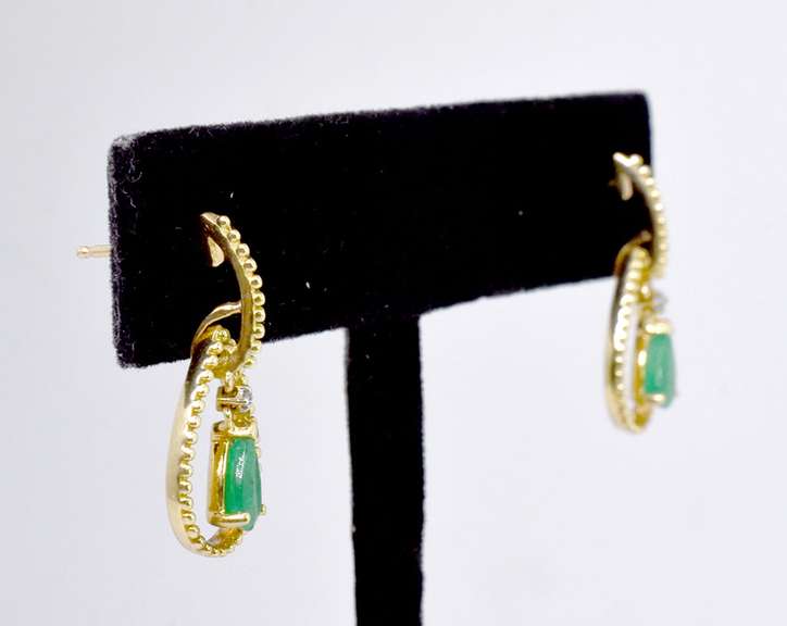 Emerald Earrings in Yellow Gold