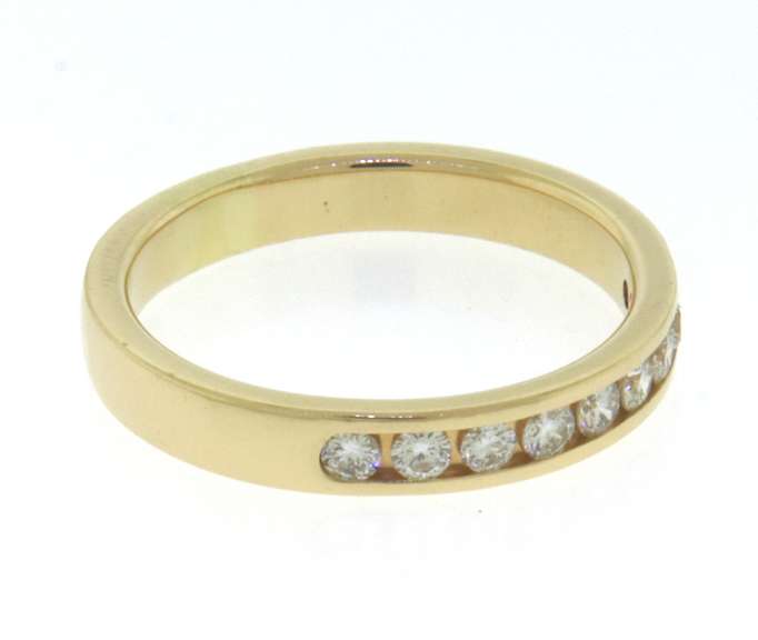Elegant Diamond Wedding Band in 18kt
