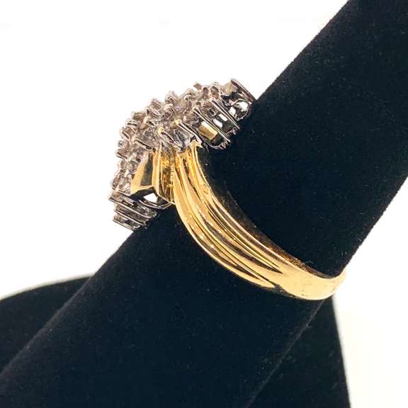 Glittering 10kt Diamond Cluster Ring