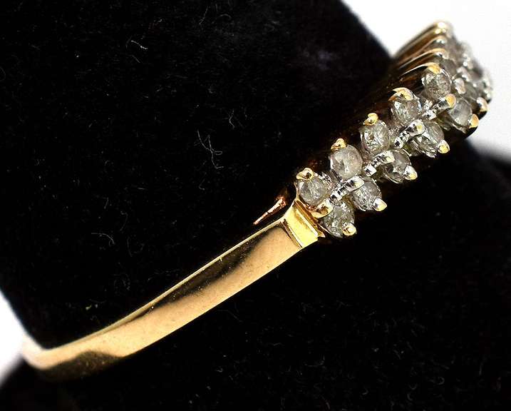 Glistening 0.14CTW Diamond Ring in Yellow Gold
