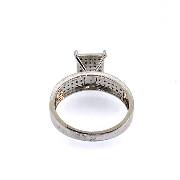 Striking 14kt White Gold diamond Ring