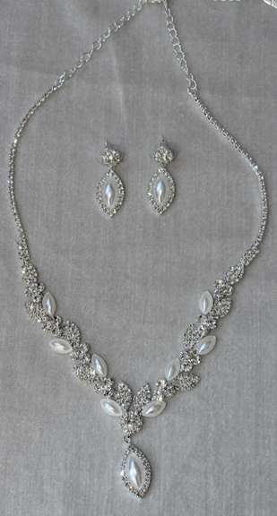 Set Of Fashion Jewelry Neck Lace And Earrings