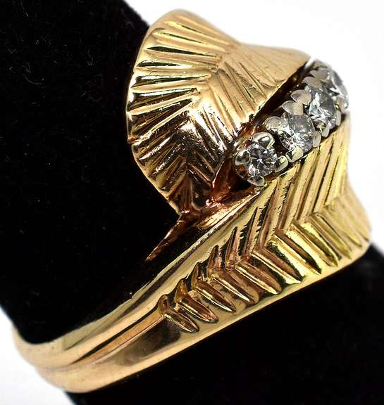 Elegant 1/4CTW Diamond Leaves Ring in 14KT Yellow Gold