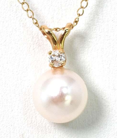 Endearing Pearl Necklace in 14KT Yellow Gold