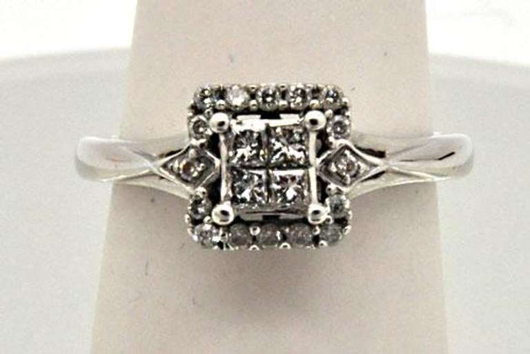 LADIES 14 KT WHITE GOLD DIAMOND RING